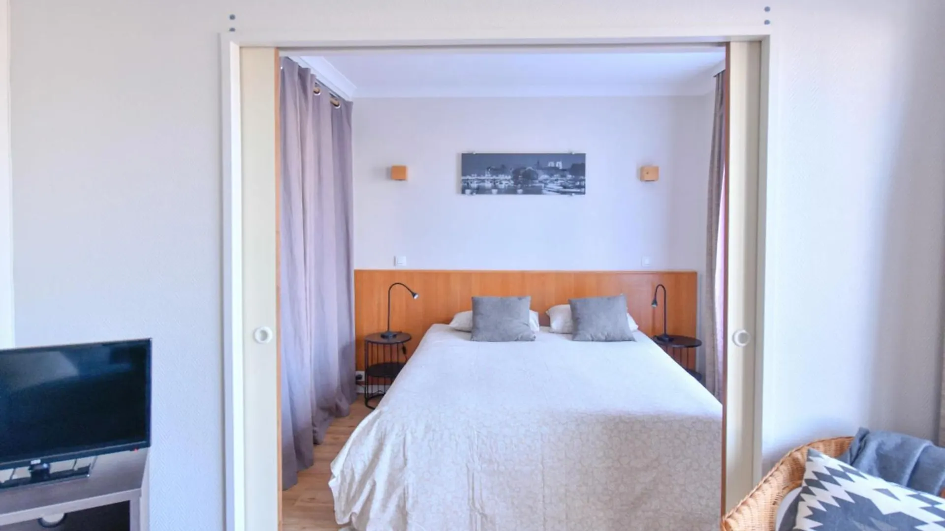 Bright With Balcony At Buttes Chaumont Apartment Paris