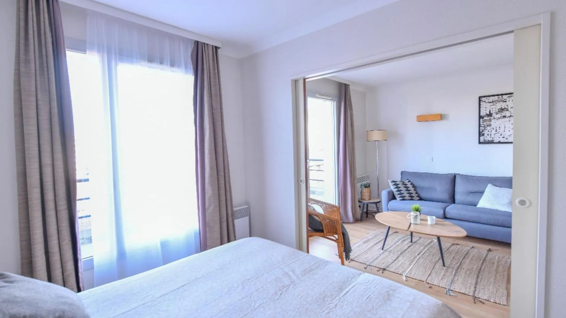 Bright With Balcony At Buttes Chaumont Appartement Parijs