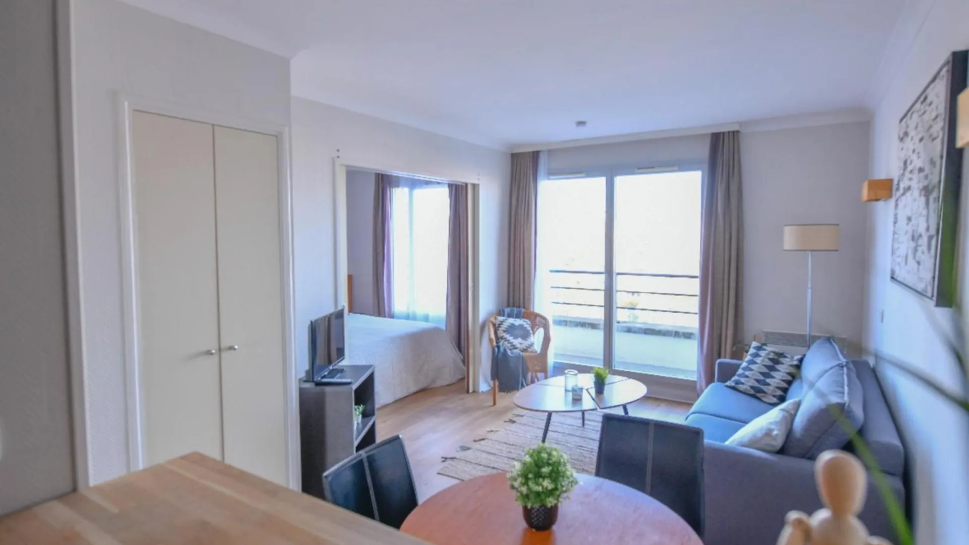 Bright With Balcony At Buttes Chaumont Appartement Parijs